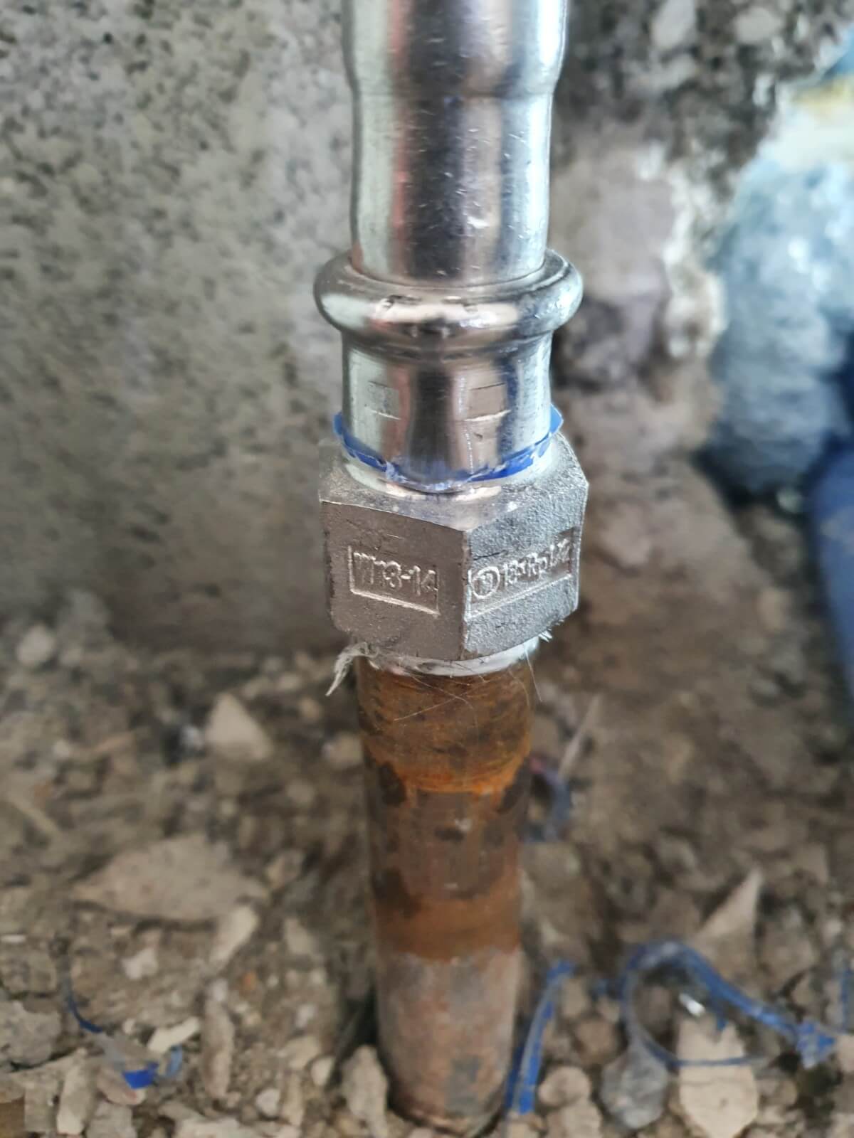 Neubau Heizungsrohre unterputz ,für Handtuchheizkörper. Gewinde auf Schwarzrohe Heizung Geschnitten und Mit Edelstahl Übergang 15mm Verbunden