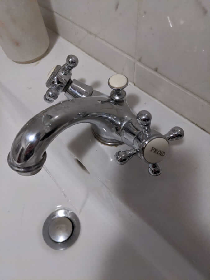 Undichter alter Wasserhan in München Altbau