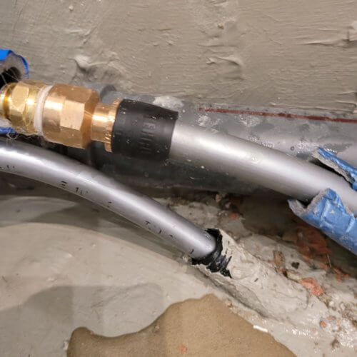 Reparatur eines kaputten Schlauchs vom Installateur in München