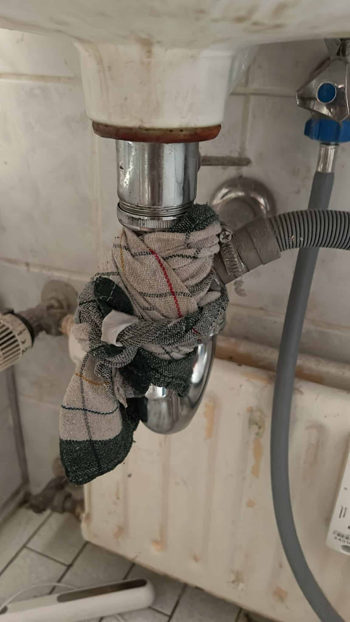 Defekter Ablauf unter dem Waschbecken in der Küche