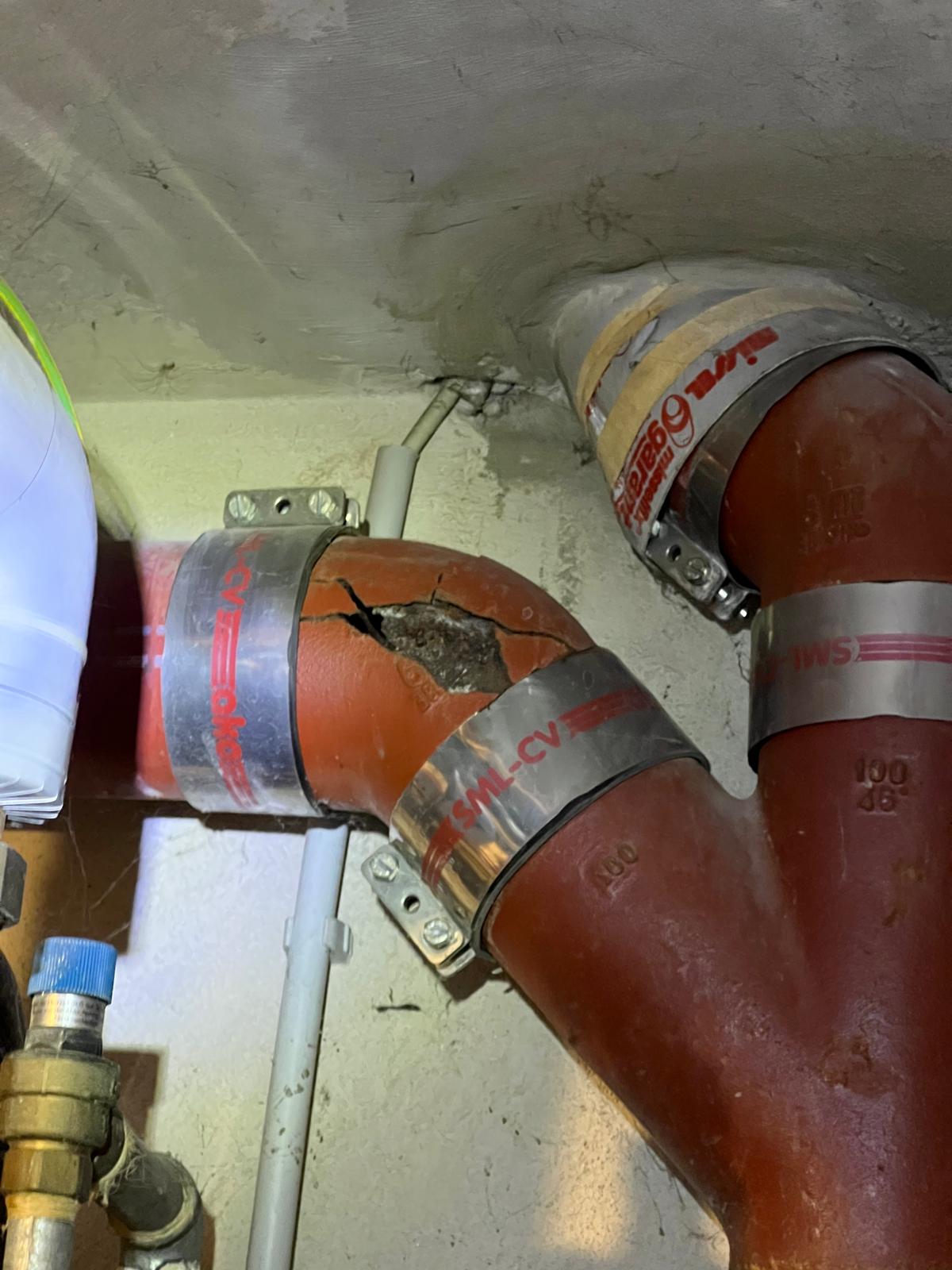 Reparatur einer aufgerissenen Gussrohr-Steigleitung