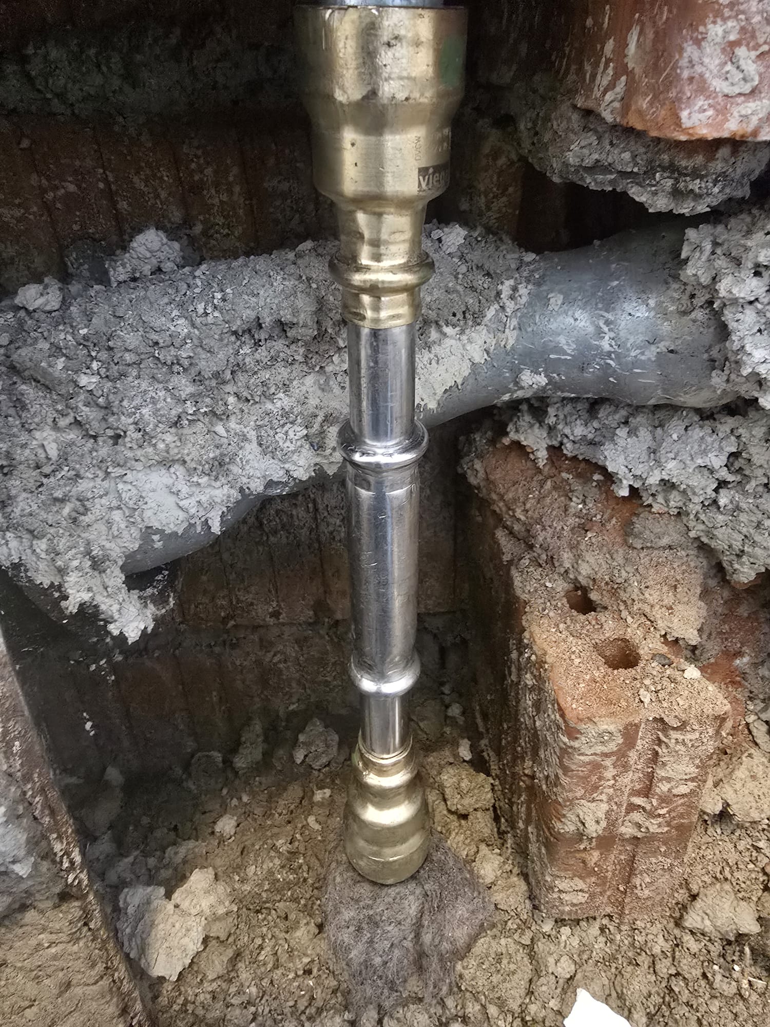 Reparatur von Lochfraß an einem verzinkten Rohr mit Viga Megapress wand außen haus